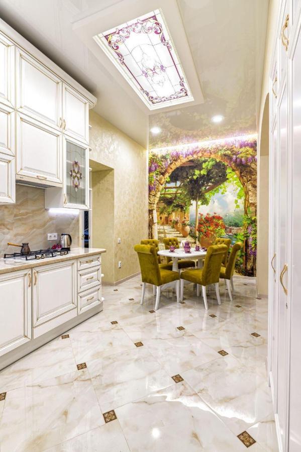 Rynok Square City Center Two Bedroom Apartment! Лвив Екстериор снимка