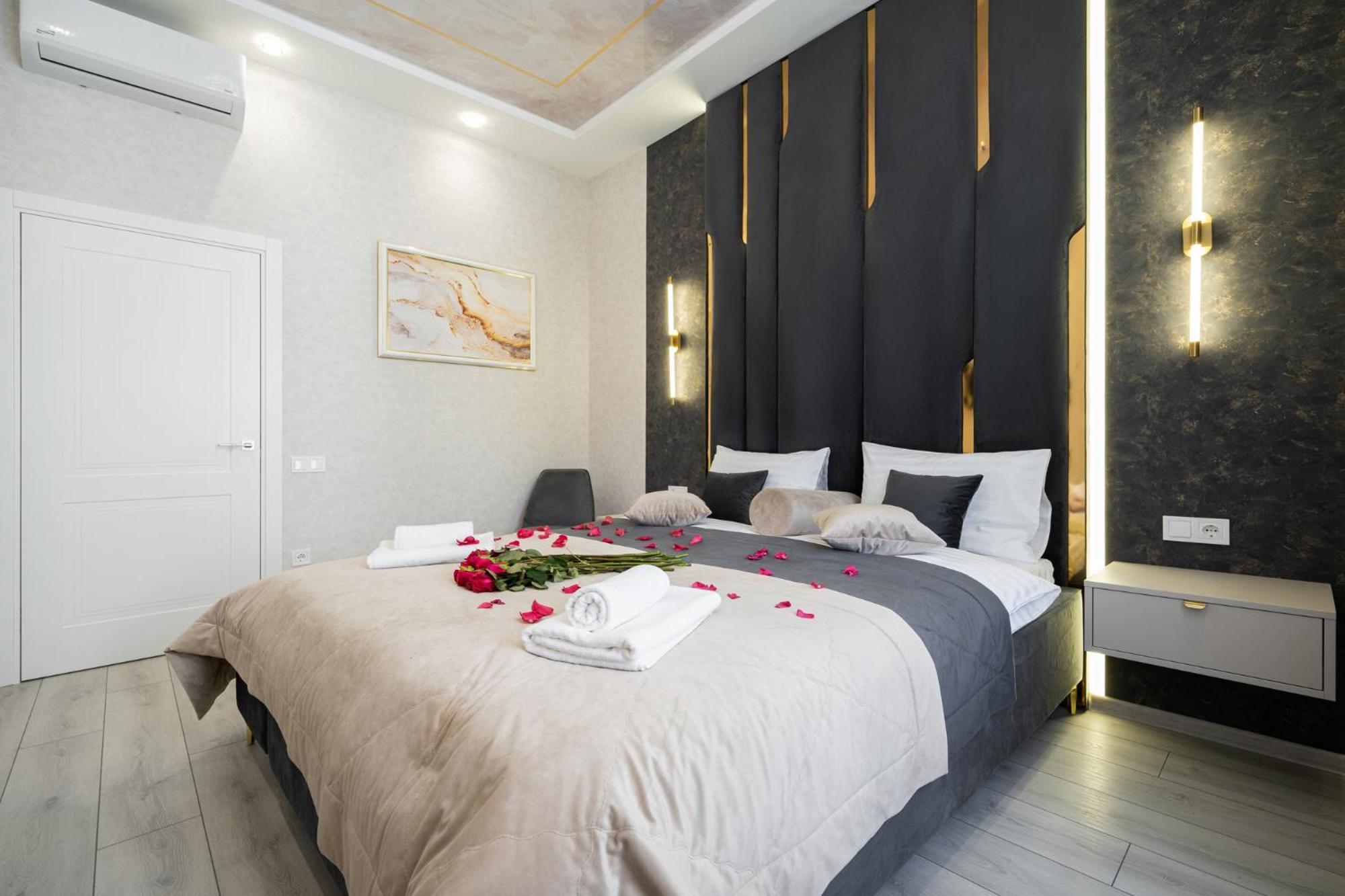 Rynok Square City Center Two Bedroom Apartment! Лвив Екстериор снимка